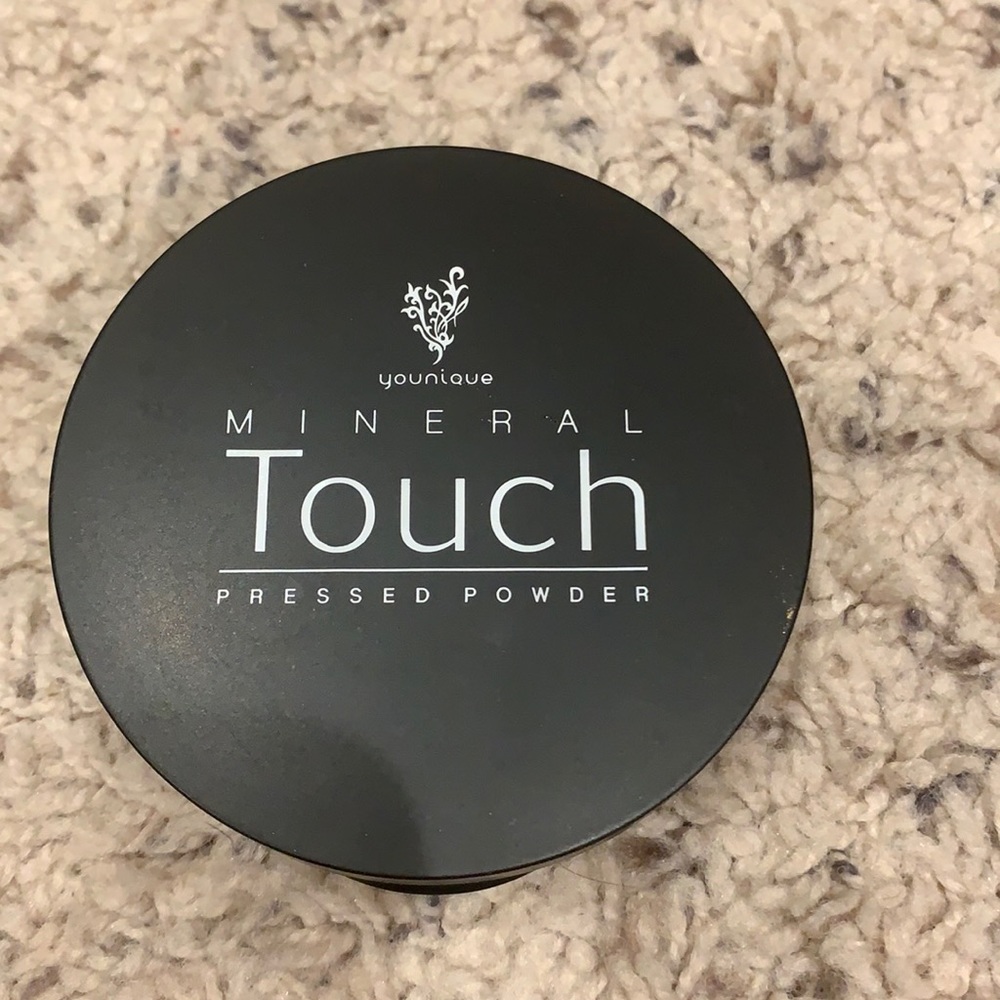 Younique mineral touch pressed powder foundation